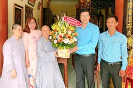 Ni trưởng Thích nữ Diệu Cảnh, Trưởng Phân ban Ni giới GHPGVN TP.Đà Nẵng nhận hoa chúc mừng 