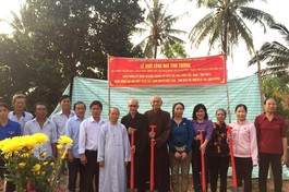 Hòa thượng Thích Giác Tạng, Trưởng ban Trị sự GHPGVN huyện Chợ Lách cùng chính quyền địa phương động thổ xây nhà tình thương