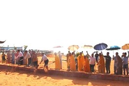 Chư tôn đức thực hiện nghi thức động thổ xây dựng chùa Minh Đạo