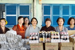 Ni trưởng Thích nữ Từ Nhẫn đến thăm, trao quà tại Trại phong Bình Minh, Mái ấm Phúc Lâm - Đồng Nai