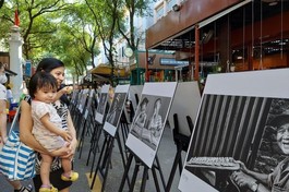 Triển lãm và ra mắt sách "Cười" tại đường sách TP.HCM vào sáng 27-3