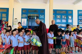 Tặng quà cho học sinh Trường mẫu giáo Bình Phục, huyện Thăng Bình, tỉnh Quảng Nam