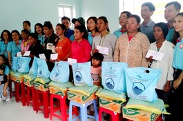 Tặng quà đến 50 hộ đồng bào dân tộc nghèo, cận nghèo