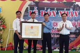 Đại diện xã Nghi Yên nhận Bằng xếp hạng Di tích lịch sử cấp tỉnh chùa Sơn Hải