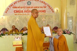 Thượng tọa Thích Trung Chánh trao quyết định đến Sư cô Thích nữ Đức Hoa