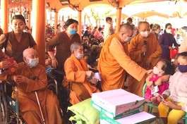 Chư vị Ni trưởng trao quà đến các cháu khuyết tật