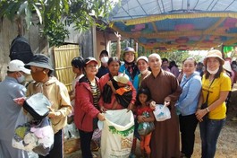 Đại đức Thích Giác Thọ trao quà đến người nghèo xã Sông Phan - Ảnh: CTV