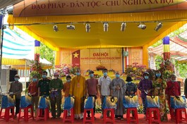 Nhân Đại hội đại biểu Phật giáo huyện Lộc Ninh, thiền viện Trúc Lâm Bình Phước trao 500 phần - Ảnh: CTV