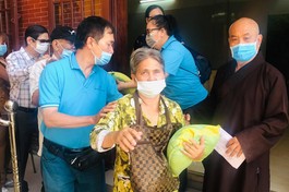Thượng tọa Thích Chơn Tịnh cùng Phật tử, mạnh thường quân tổ chức tặng quà đến 100 người mù 