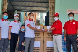 Hội Chữ thập đỏ huyện Phong Điền cùng các tổ chức khẩu trang, nước uống đến bệnh nhân cách ly và các chốt kiểm soát y tế