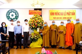 Ông Đỗ Văn Phớn tặng hoa chúc mừng Đại lễ Phật đản đến chư tôn đức Hội đồng Trị sự GHPGVN - Ảnh: Lâm Huy