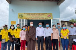 Hội Từ thiện chùa Tường Nguyên bàn giao đến gia đình căn nhà “Sen búp xin tặng người” - Ảnh: T.N