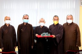 Thượng tọa Thích Trí Chơn trao đến Ban Trị sự Phật giáo TP.HCM 1,2 tỷ đồng ủng hộ nhân dân Ấn Độ - Ảnh: Thái Hòa