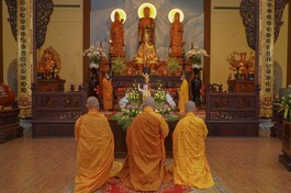 Chư tôn đức Ban Trị sự thực hiện nghi thức niệm hương Tam bảo