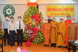  Ông Vũ Chiến Thắng tặng hoa chúc mừng Phật đản đến chư tôn đức Hội đồng Trị sự GHPGVN - Ảnh: Công Minh