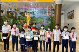 Ni trưởng Thích nữ Tịnh Nghiêm đã hỗ trợ 13 suất học bổng cho học sinh khó khăn