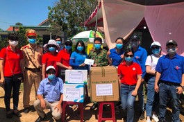 Trường THPT Hai Bà Trưng (TP Huế - TT Huế) đã đến thăm và trao quà cho các chốt y tế