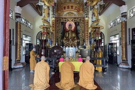 Chư Tăng Thường trực Ban Trị sự huyện đảnh lễ Tam bảo