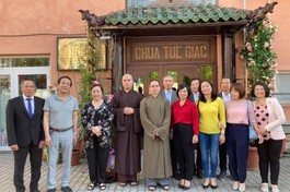 Đoàn Đại sứ quán Việt Nam tai Hungrary chụp ảnh lưu niệm trước cổng chùa Tuệ Giác