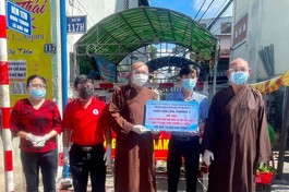 Ban Trị sự Phật giáo quận 8, chùa Vạn Liên chia sẻ đến những gia đình khó khăn đang phải cách ly 