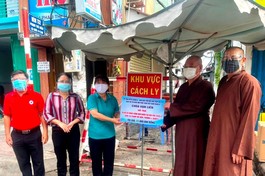 Chư tôn đức Ban Trị sự quận 8, chùa Vạn Liên trao quà tại khu cách ly phòng Covid-19