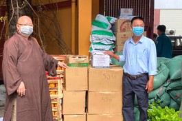 Thượng tọa Thích Đồng Văn trao quà đến Chủ tịch UBTTVN phường 1 để chuyển quà đến người dân khu cách ly - Ảnh: V.Giác