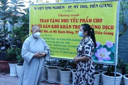 Tiền Giang: Chùa Tịnh Nghiêm trao quà đến người dân khu cách ly