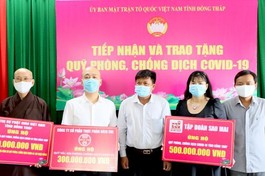 Hòa thượng Thích Chơn Minh trao bảng ủng hộ cho quỹ phòng, chống Covid-19