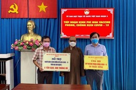 Phật giáo quận 3 trao đóng góp mua vắc-xin và nhu yếu phẩm đến Ủy ban MTTQVN quận 3 hỗ trợ các khu cách ly - Ảnh: TN
