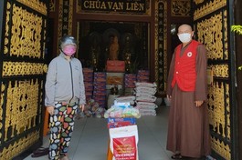 Thượng tọa Thích Lệ Quang trao quà đến người dân bị ảnh hưởng bởi Covid-19