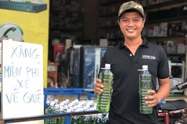 Anh Ngô Long và những chai xăng miễn phí giúp người về quê trong những ngày vừa qua