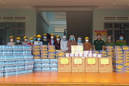 Chùa Bửu Lâm đã đến hỗ trợ nhu yếu phẩm tại trụ sở Công an huyện Chư Prông