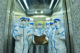  Sư cô Nhuận Bình cùng Ban Giám đốc Bệnh viện Dã chiến thu dung điều trị Covid-19 số 12 đi thăm các F0 tại bệnh viện - Ảnh: Nguyễn Á