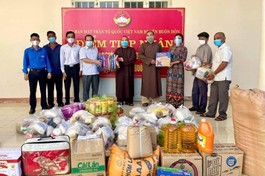 Đại đức Thích Minh Phương trao quà tại Ủy ban MTTQ huyện Buôn Đôn để ủng hộ bà con cách ly