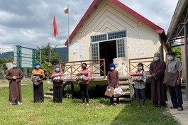 Ban Từ thiện chùa Khải Đoan trao suất quà chia sẻ bà con người đồng bào trong mùa giãn cách