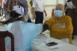 Chư tôn đức Ban Thường trực Ban Trị sự GHPGVN tỉnh Đồng Nai mũi 2 vắc-xin Covid-19