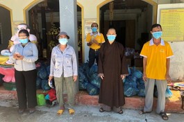 Chùa Bình An chuẩn bị trao quà đến ủng hộ quà cho 76 hộ dân thuộc tổ 9