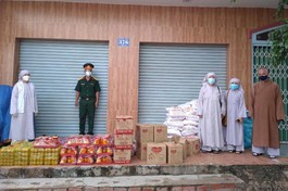 500 phần quà được trao đến Phật tử, người dân trong mùa giãn cách xã hội phòng Covid-19