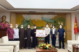  Hòa thượng Thích Thanh Quyết trao quà đến đại diện chính quyền 2 quận Đống Đa, Thanh Xuân