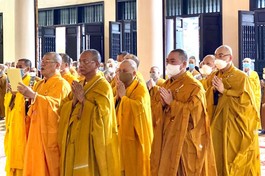 Chư tôn đức đọc văn chúc các ban tại lễ tạ pháp chùa Trúc Lâm Thiên Trường