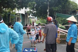 Chùa Giác Huệ mang Tết trung thu tới các em nhỏ khu cách ly trên địa bàn thị trấn Hóc Môn