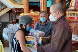  Đại đức Thích huệ Trí trao đến bà con khó khăn bị ảnh hưởng bởi dịch Covid-19