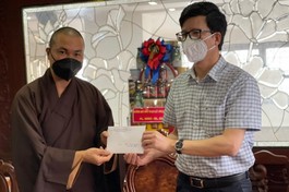 Ông Nguyễn Tiến Trọng trao hỗ trợ bếp ăn từ thiện đến ĐĐ.Thích Minh Phú