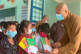 Chùa Quan Âm trao quà đến các em học sinh