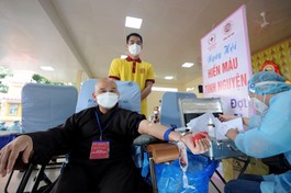 Đại đức Thích Lệ Ngôn hiến máu