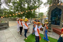 Phật tử nhiễu y ba vòng trong lễ dâng y Kathina tại chùa Bửu Quang, ngày 25-10