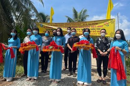Cắt băng khánh thành cầu nông thôn tại ấp Bến Nò, xã Mỹ Hoà, huyện Ba Tri - Ảnh: TN