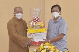  Ông Nguyễn Văn Hòa tặng quà chúc mừng Ban Trị sự tỉnh nhân Kỷ niệm 40 năm thành lập GHPGVN