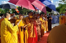 Chư tôn đức thực hiện các nghi thức nhập linh cốt, xá-lợi Hòa thượng Thích Ngộ Tịnh vào bảo tháp