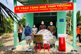 Ban Từ thiện - Xã hội báo Giác Ngộ bàn giao nhà đến gia đình bà Như Tuyết - Ảnh: TQ